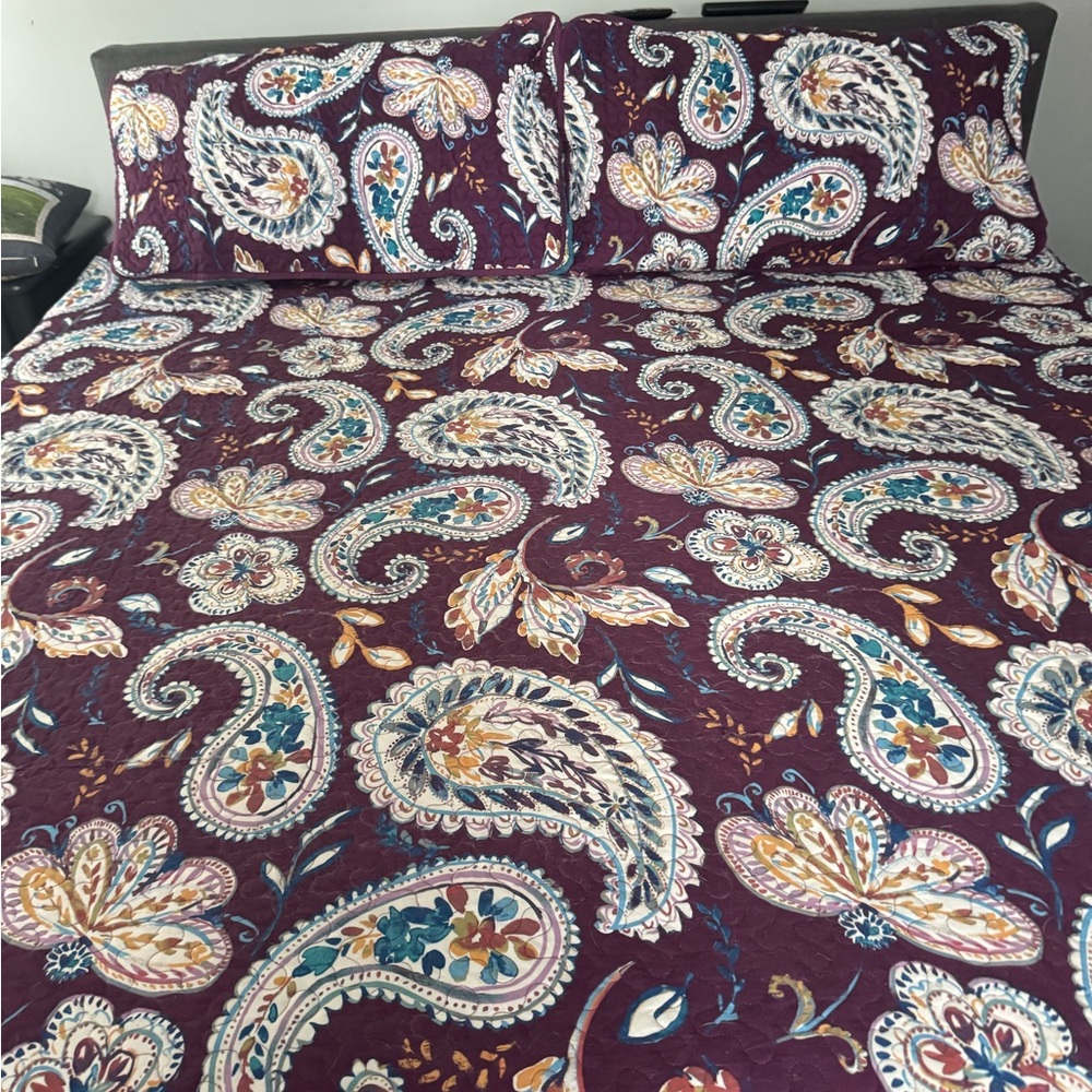 Zuilly Purple and White Paisley King Quilt Bedding set